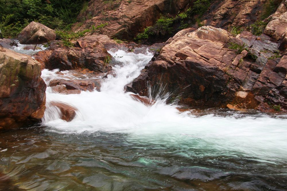 宁波有条溪水石相映紫水流淌