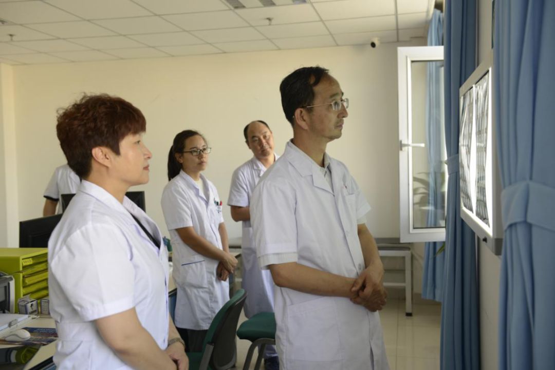 附属医院急诊科主任,内蒙古医学会急诊急救学分会主任委员陈凤英教授