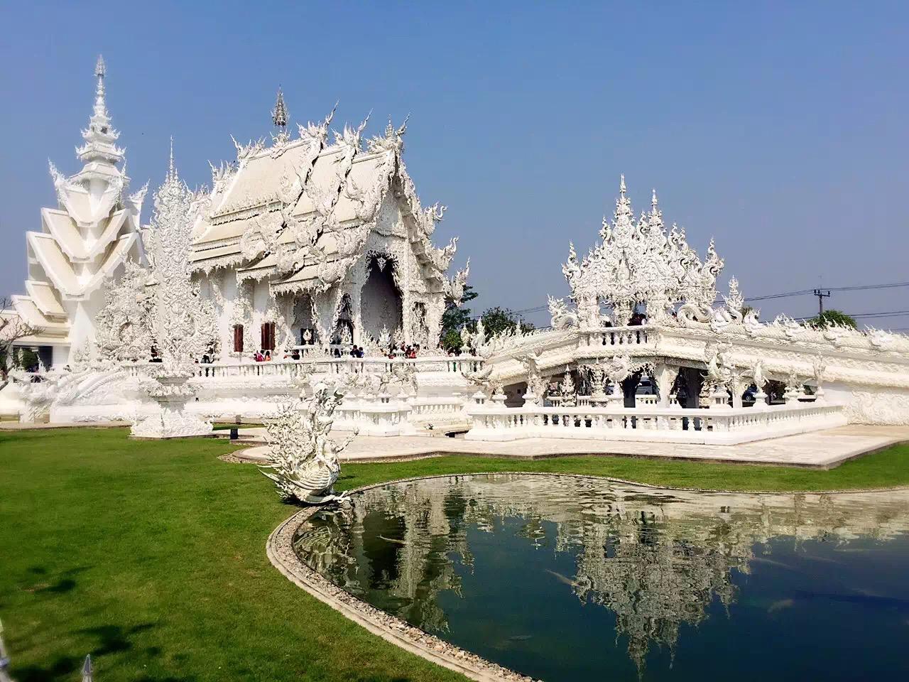 原创泰国有一座白庙,纯白无瑕,却需要穿过无数只人手的拉扯才能进入