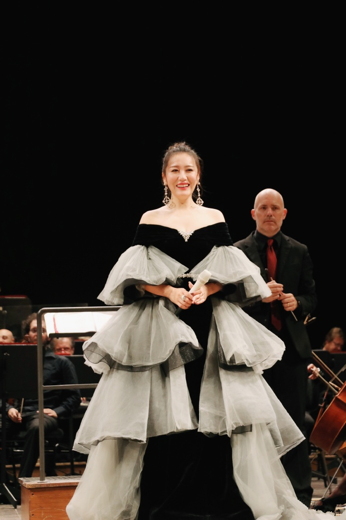 谭晶中国红礼服亮相搭配苗绣精美绝伦42岁愈发大气优雅