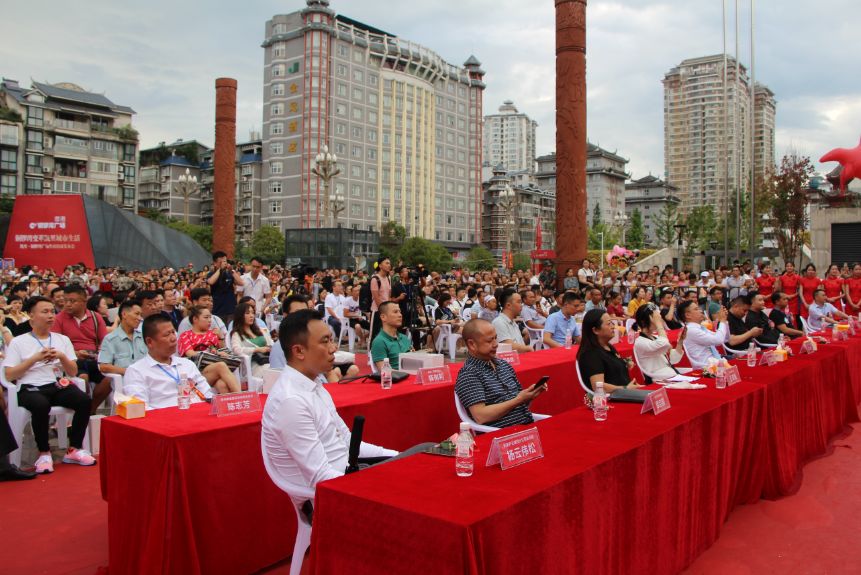 香港铜锣湾集团副总裁陈飞扬,香港铜锣湾华中区副总裁梁立俊等以及