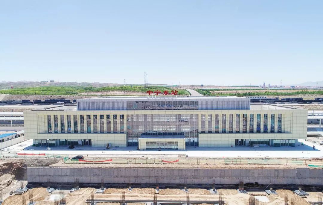 红寺堡北站附近交通便利,距离南侧京藏高速及省道s101仅约300-400米