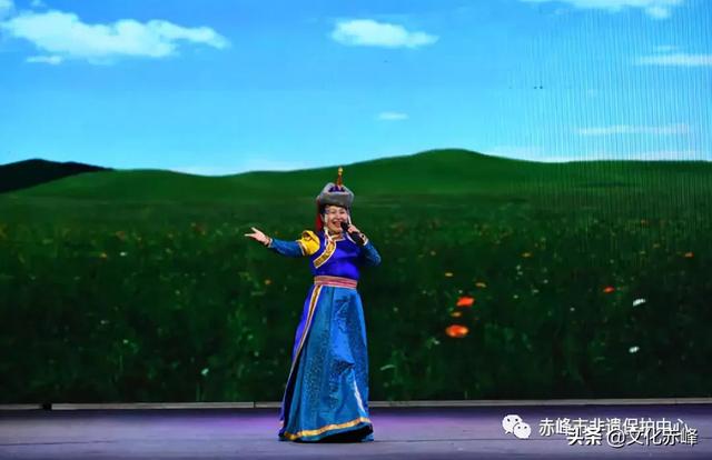 蒙古包里唱歌的女歌手图片