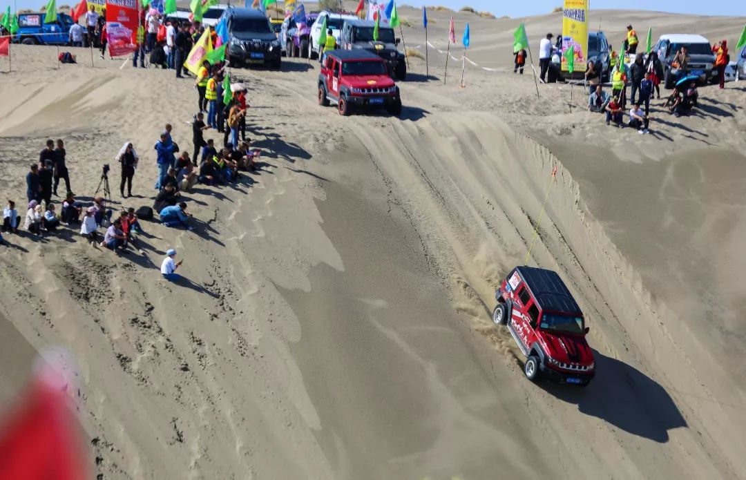 木特塔尔沙漠旅游节汽车越野挑战赛起点发车.
