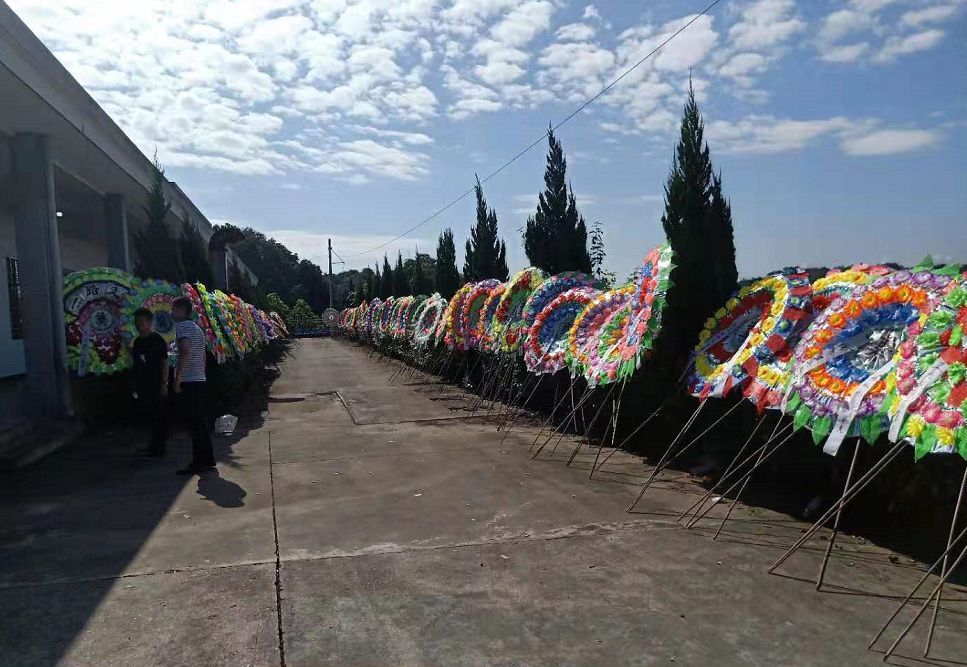 在弋阳殡仪馆大吊唁厅举行杨政航遗体告别仪式