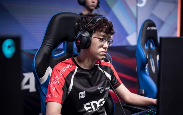 风哥现身edg基地引edg粉丝无限遐想