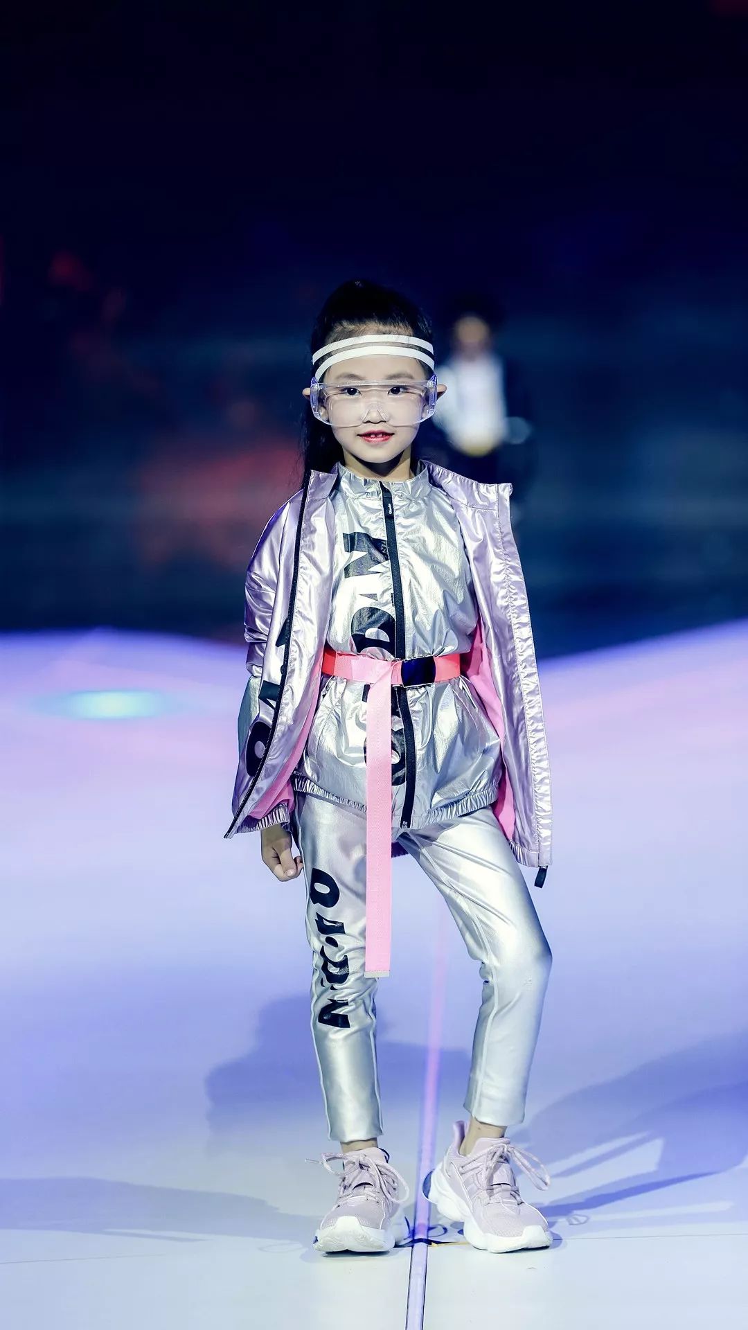 石悦安鑫同款服装走秀今夏最in清濛绿的搭配充满未来感撞色捆条的设计