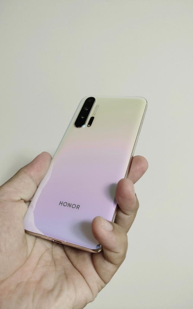 荣耀20 pro冰岛幻境真机图赏,这是直男都无法抗拒的颜色?_华为