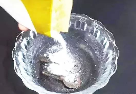 不管钥匙有多少锈迹,这一招去顽固铁锈,几分钟焕然一新_小苏打
