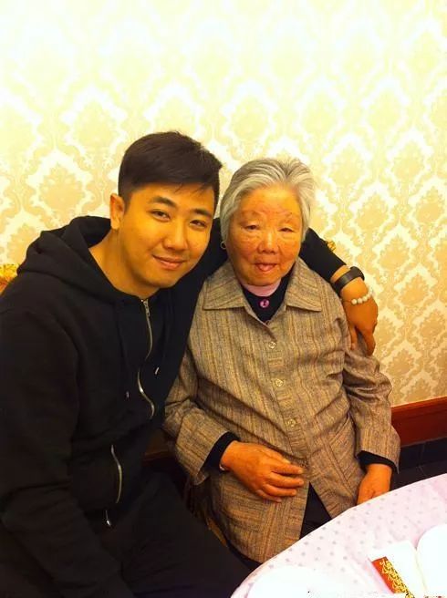 李艾老公曾患面瘫形象受损,上节目总捂嘴遮掩,患病前的他却很帅