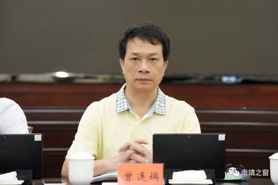 县委副书记黄添木在会上通报上半年工业发展和招商引资情况.