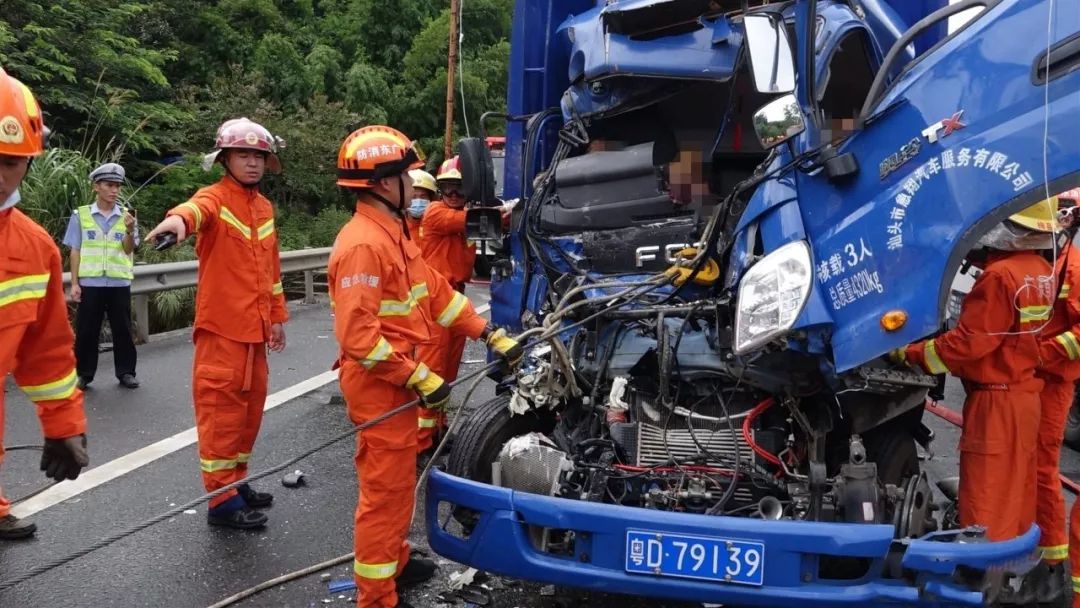 汕昆高速梅州段双方向发生交通事故!现场交通瘫痪!