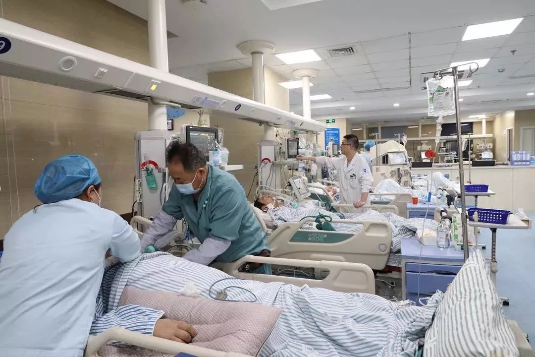 我想找水喝醒来却在病床上长兴俩年轻人大热天跑步结果跑进了重症监护