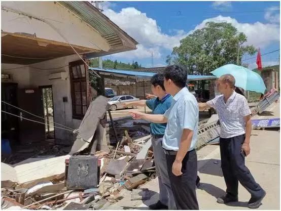 10日,上海市福建商会房屋租赁分会会长丁金友立即发起了募捐活动,自己