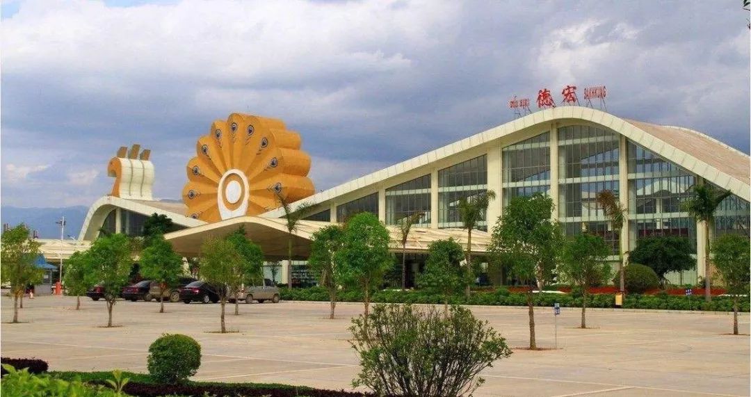 乘坐德宏芒市机场专线,共17站,约1小时车程 打车,共8.