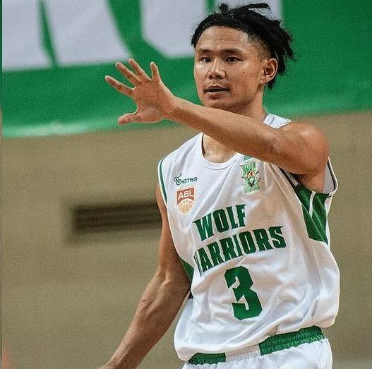 街球王吴悠与小托马斯冰释又在一起训练了此前曾经闹过不愉快