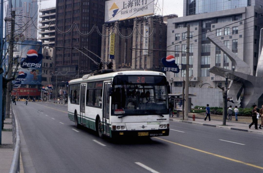 20路公交线路跨越长宁,静安,黄浦三区,途经人民广场,上海革命历史博物