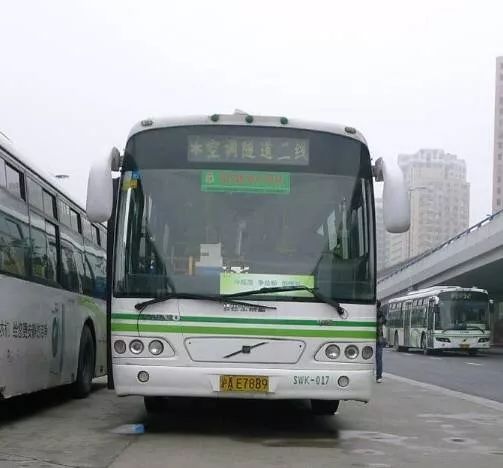 的浦西铜人码头,也就是现在的南京东路外滩附近起航,开往浦东的东沟