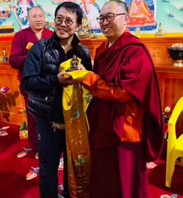 原创56岁的李连杰越来越信佛了眉慈目善的样子更像一个老和尚