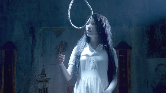 小伙在地下室看到恶鬼上吊没想到下一秒绳子竟套到了自己头上