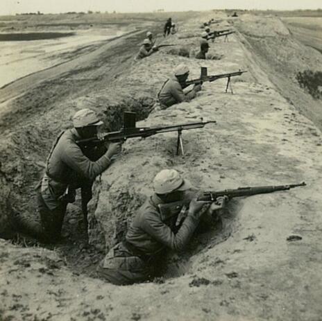 原创伪军老照片训练时有人摔个狗啃泥兵工厂简陋得像小作坊