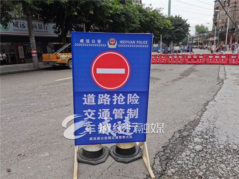 塌方现场,"市政施工,请勿靠近"几个大字醒目的写在围栏上,提醒过往的