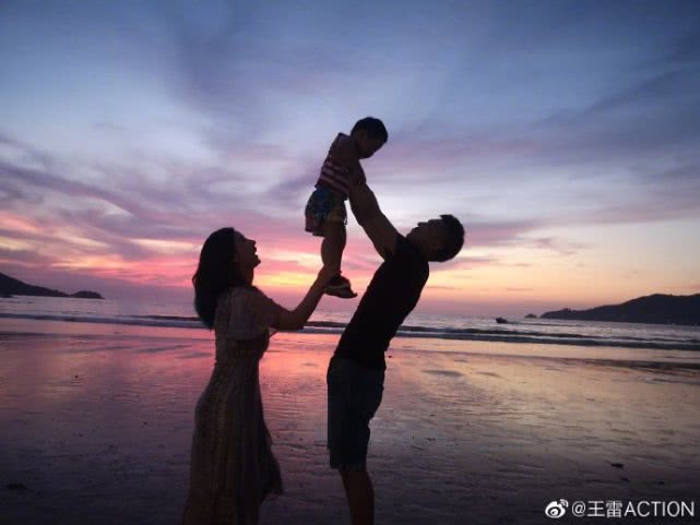 王雷李小萌为儿子庆2岁生日,首次带儿子亲子游,一家三口超幸福