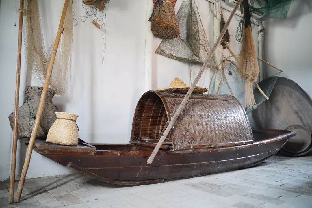 渔耕文化展示馆通过展示捕鱼所用的乌篷船,虾篓,渔网等,回首祖辈的