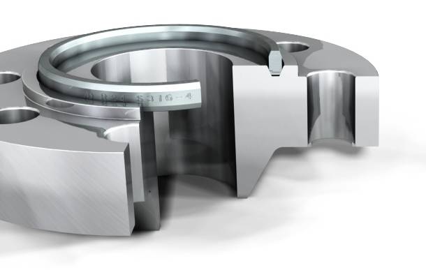 并在法兰的突面上开出一环状梯形槽作为法兰密封面,和榫槽面法兰一样