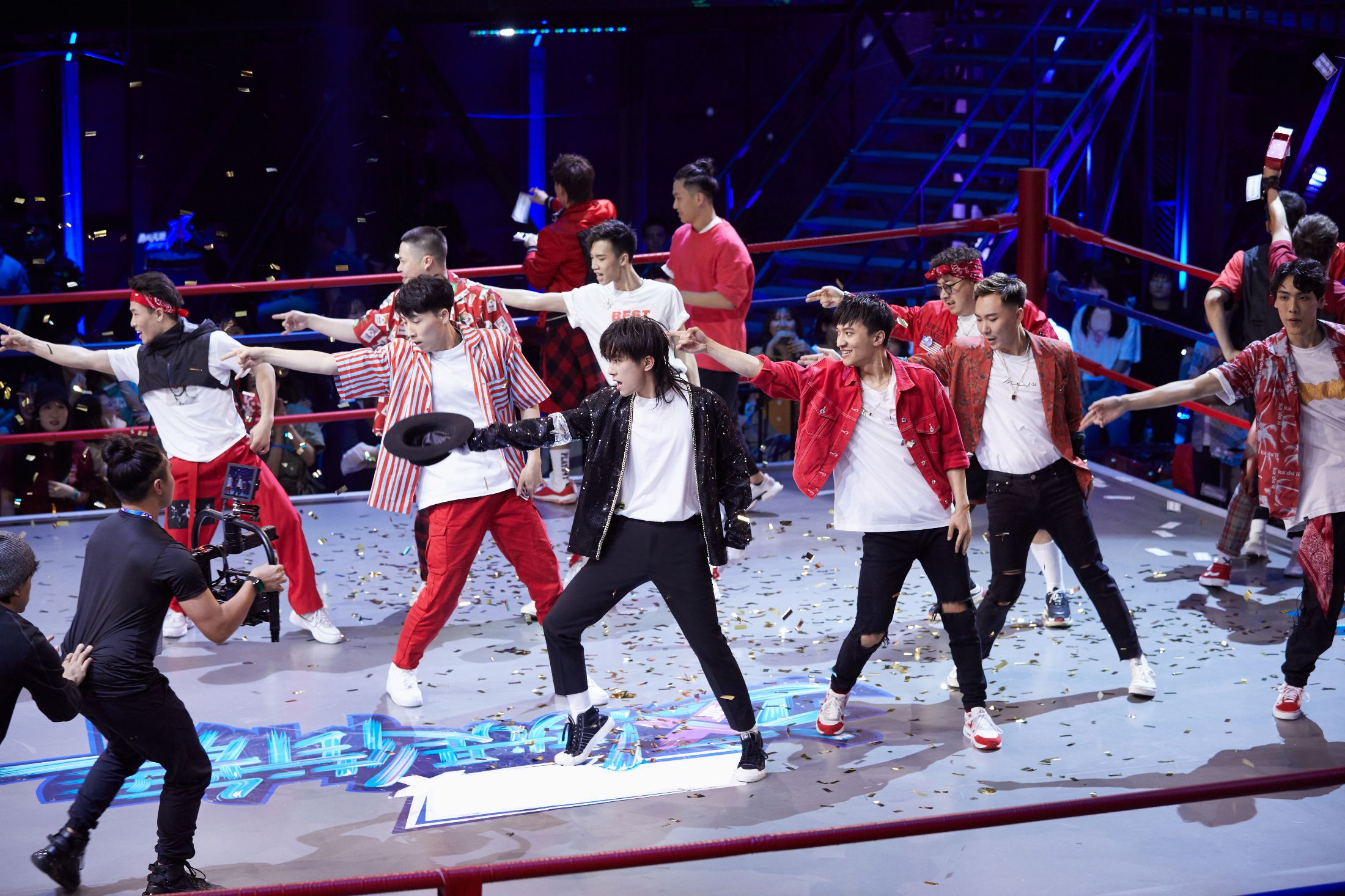 原创《街舞2》决赛易烊千玺被吴建豪夸奖后,表现得像海选选手,太乖