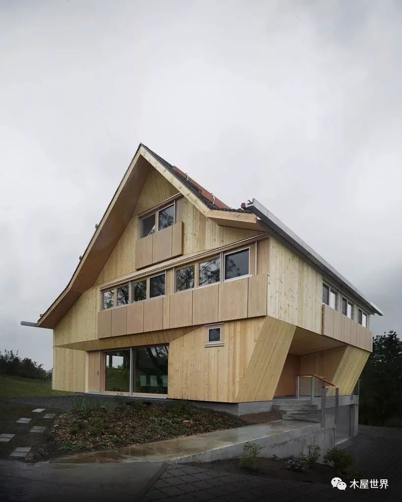 乡村里的不对称折坡屋顶住宅