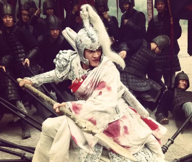 在这期间和吕布的女儿吕灵儿产生感情,吕灵儿也知道赵云不是真心投奔