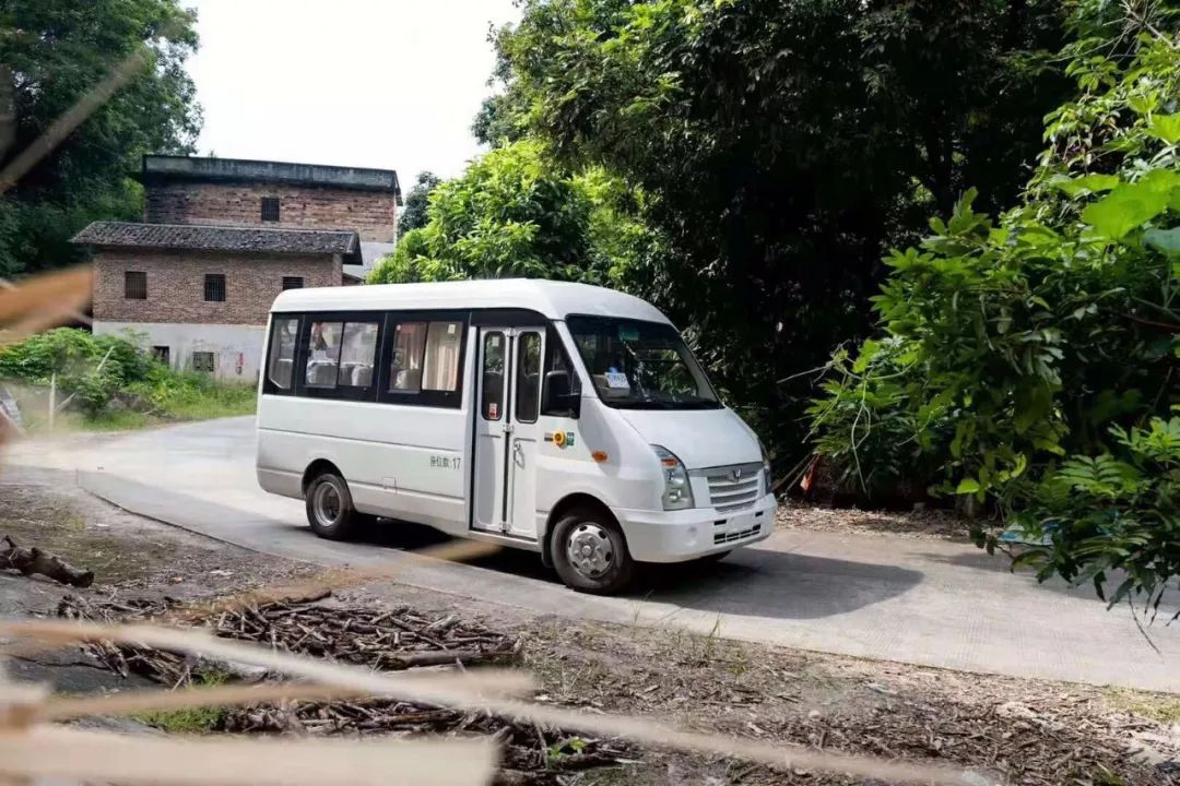 大暑出行乘五菱 客车连接村村通