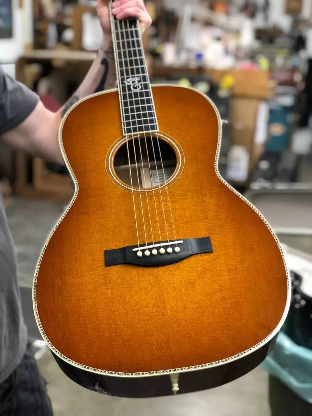 跪了45000年前的木材制作的吉他santacruz45000yearoldancientkauri