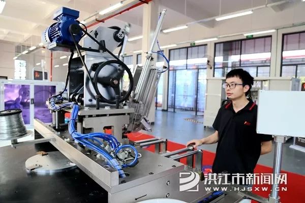 市人大常委会副主任向孝辉,副市长邱琳参加开幕仪式.