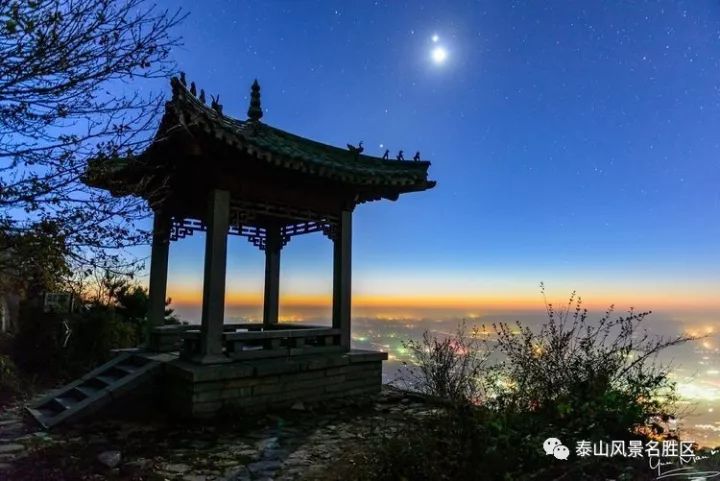 飛來山上千尋塔,聞說雞鳴見日升.不畏浮雲遮望眼,自緣身在最高層.