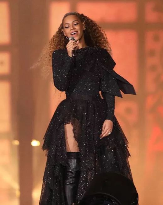 从那之后,碧昂丝就转学去了休斯顿的一所有着音乐教育的职业学校,认