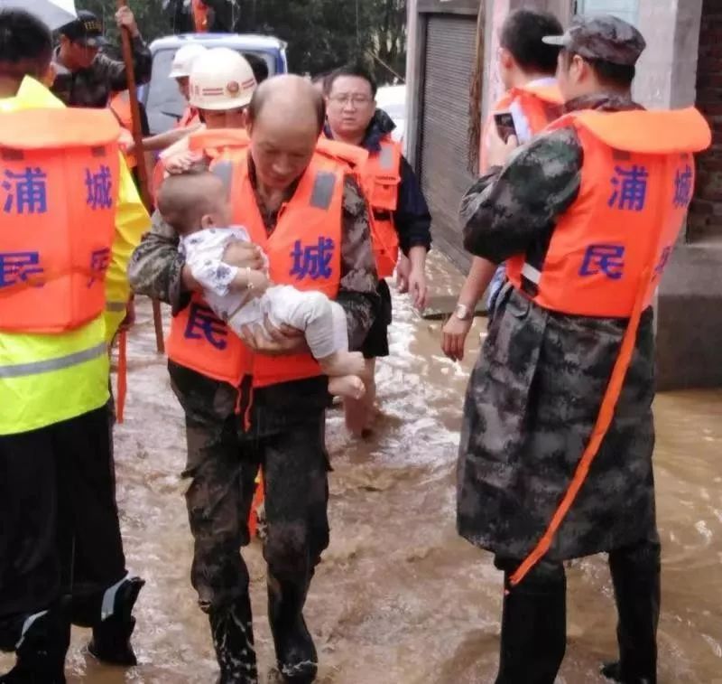 10日,上海市福建商会房屋租赁分会会长丁金友立即发起了募捐活动,自己