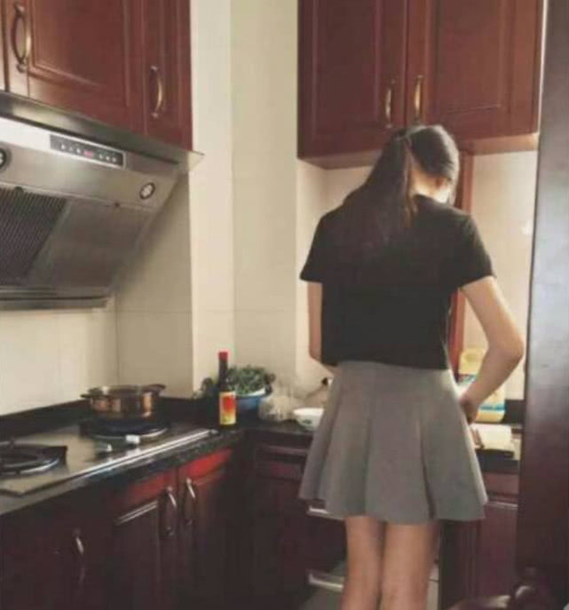 女生厨房做饭背影图片图片