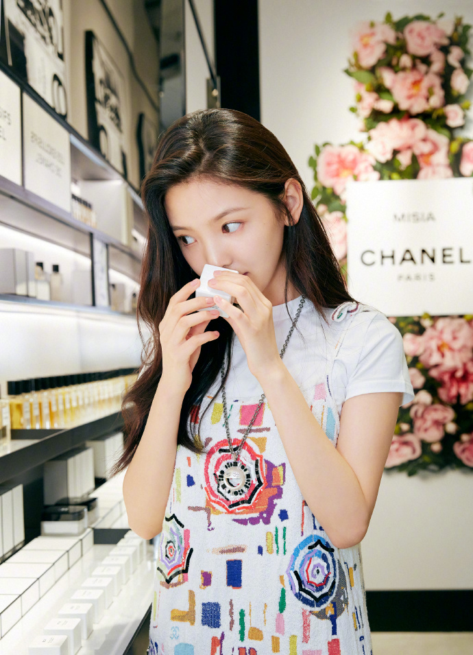 新晋小仙女章若楠姐姐的笑容, 展现清新少女气质