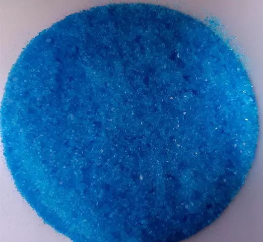硫酸铜呈酸性,5%的水溶液ph值在38,颜色是深蓝色的结晶体