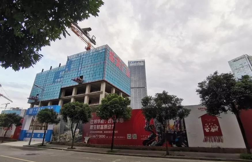就在大多数成都人对此都不再好奇的时候,乐天广场却好像在一夜之间冒