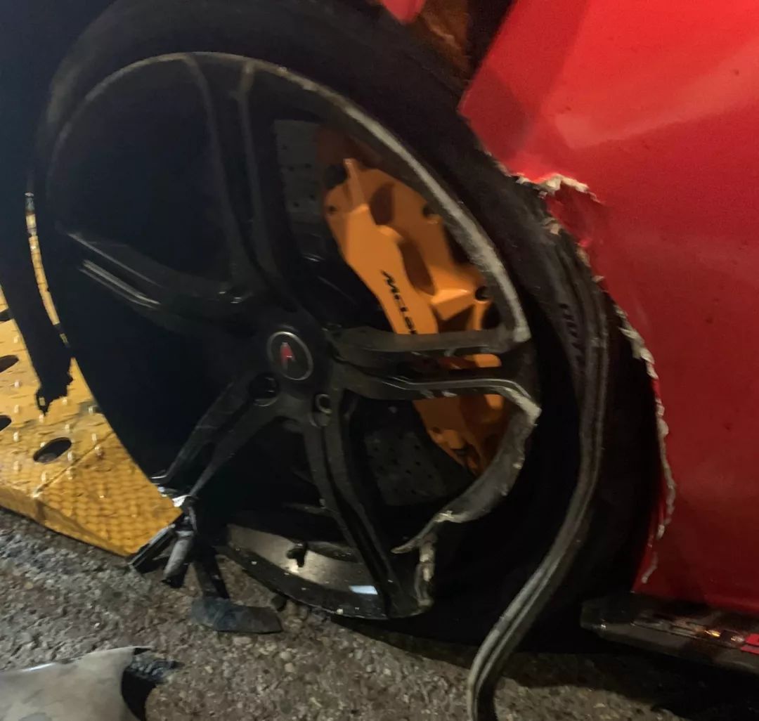 某网红开迈凯伦650s突然冲撞护栏,车头受损严重,还大晒照片?