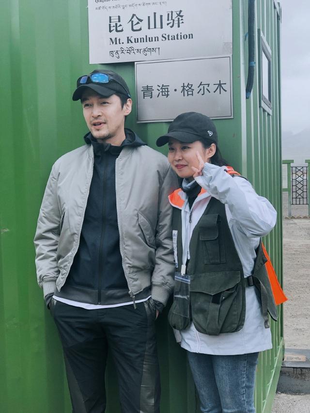 胡歌参加公益,蓄长发和胡渣子,踏实办事,完全没有明星光环_青海