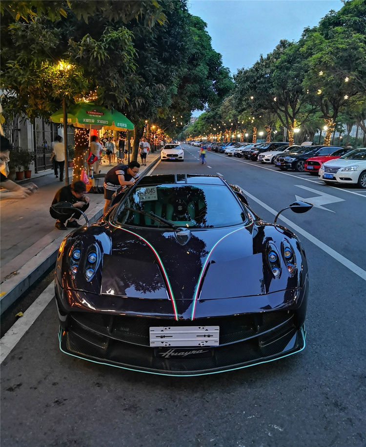 第一次在国内见到帕加尼,一群人围观,实车太漂亮了!