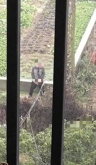 肥东街头惊现变态男见孤身女性就脱裤子裸露下体