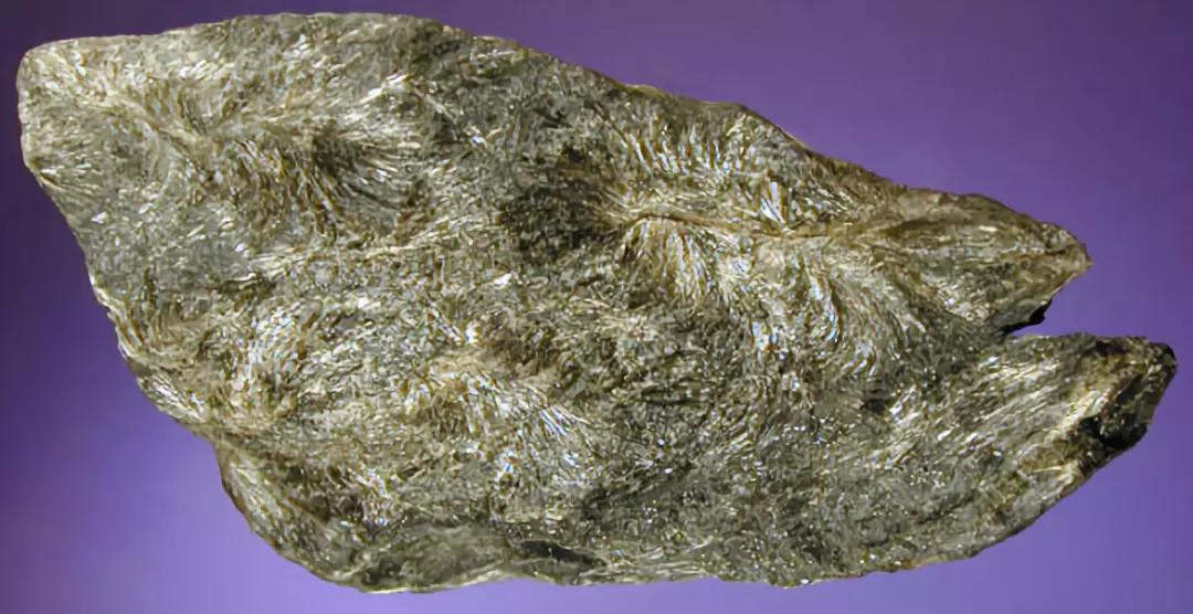 碳钠铝石是一种碳酸盐矿物,无色到白色,玻璃状,是提炼铝的一种矿石.