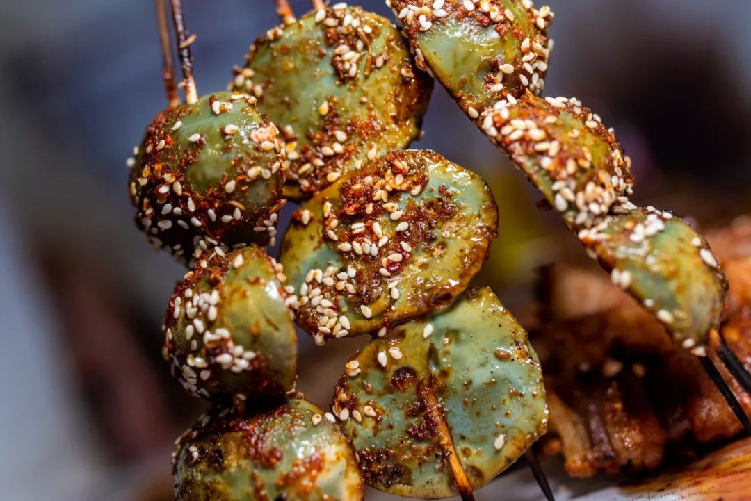 土味烧烤店边听二人转边撸串