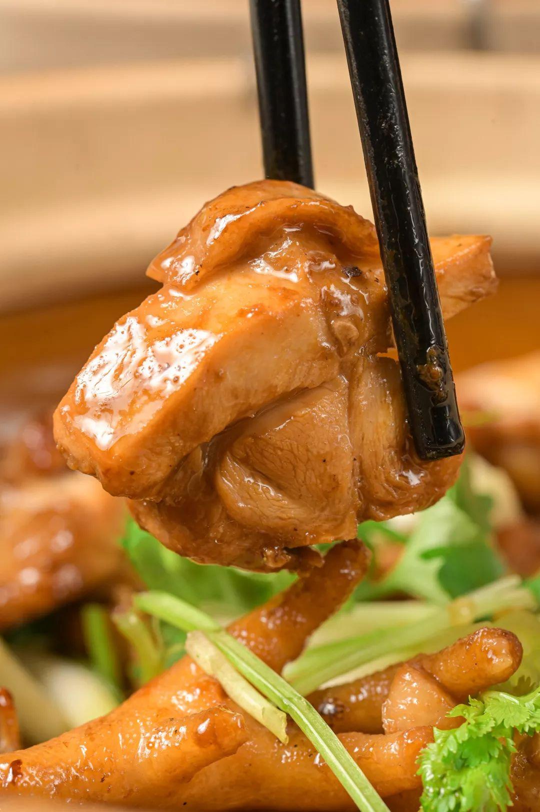 绝对可以入选最能刺激食欲的声音之一,啫啫鸡煲的精髓就是"极速上菜