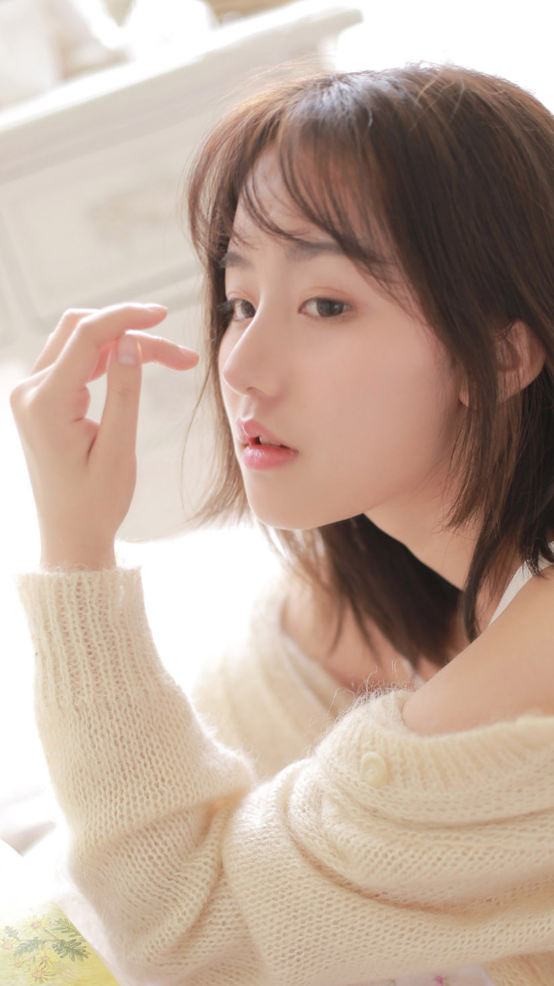 白皙气质美女优雅迷人写真图片手机壁纸